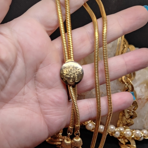 Gold Tone Jewelry Lot. 3 Necklaces. Bracelet, Brooch And Ring. - Picture 4 of 7